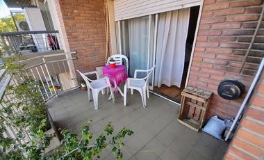 S.Martin(Ctro) - Espacioso Dpto. 4 amb al Frente , con excelente Balcón Terraza!