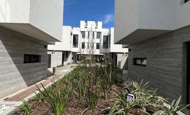 HOUSIN DUPLEX 2 Y 3 DORM CON COHERA.