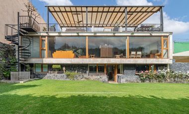Residencia de lujo con jardín y seguridad en Jardines del Pedregal