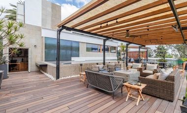 Residencia de lujo con jardín y seguridad en Jardines del Pedregal