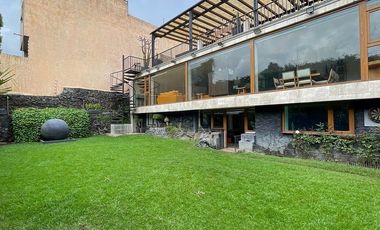 Residencia de lujo con jardín y seguridad en Jardines del Pedregal