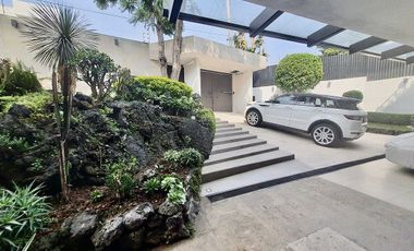 Residencia de lujo con jardín y seguridad en Jardines del Pedregal