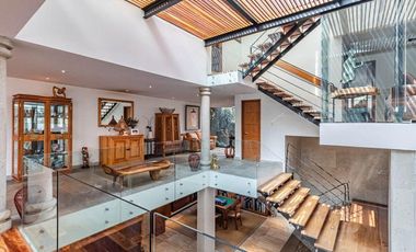 Residencia de lujo con jardín y seguridad en Jardines del Pedregal