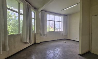 Venta Oficina 2 ambientes por escalera Centro de Pilar