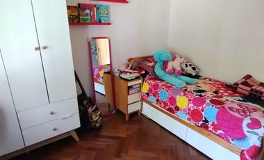 CHALET  4 AMB DESARROLLADO EN PLANTA BAJA  CON  AMPLIO JARDÍN AL FRENTE Y AL CONTRAFRENTE!