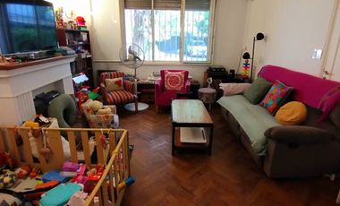 CHALET  4 AMB DESARROLLADO EN PLANTA BAJA  CON  AMPLIO JARDÍN AL FRENTE Y AL CONTRAFRENTE!