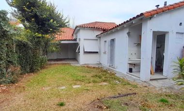 CHALET  4 AMB DESARROLLADO EN PLANTA BAJA  CON  AMPLIO JARDÍN AL FRENTE Y AL CONTRAFRENTE!