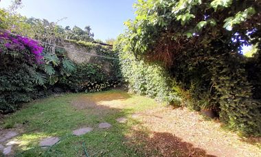 CHALET  4 AMB DESARROLLADO EN PLANTA BAJA  CON  AMPLIO JARDÍN AL FRENTE Y AL CONTRAFRENTE!