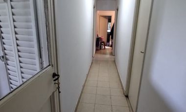 CHALET  4 AMB DESARROLLADO EN PLANTA BAJA  CON  AMPLIO JARDÍN AL FRENTE Y AL CONTRAFRENTE!