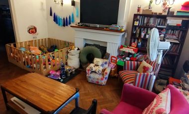 CHALET  4 AMB DESARROLLADO EN PLANTA BAJA  CON  AMPLIO JARDÍN AL FRENTE Y AL CONTRAFRENTE!