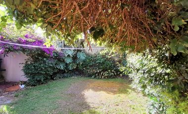 CHALET  4 AMB DESARROLLADO EN PLANTA BAJA  CON  AMPLIO JARDÍN AL FRENTE Y AL CONTRAFRENTE!