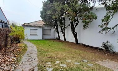 CHALET  4 AMB DESARROLLADO EN PLANTA BAJA  CON  AMPLIO JARDÍN AL FRENTE Y AL CONTRAFRENTE!
