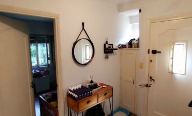 CHALET  4 AMB DESARROLLADO EN PLANTA BAJA  CON  AMPLIO JARDÍN AL FRENTE Y AL CONTRAFRENTE!