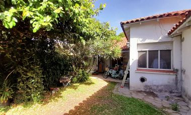 CHALET  4 AMB DESARROLLADO EN PLANTA BAJA  CON  AMPLIO JARDÍN AL FRENTE Y AL CONTRAFRENTE!