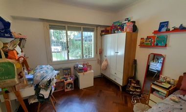 CHALET  4 AMB DESARROLLADO EN PLANTA BAJA  CON  AMPLIO JARDÍN AL FRENTE Y AL CONTRAFRENTE!