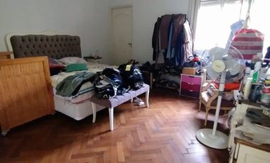 CHALET  4 AMB DESARROLLADO EN PLANTA BAJA  CON  AMPLIO JARDÍN AL FRENTE Y AL CONTRAFRENTE!