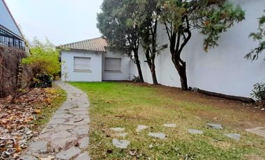 CHALET  4 AMB DESARROLLADO EN PLANTA BAJA  CON  AMPLIO JARDÍN AL FRENTE Y AL CONTRAFRENTE!