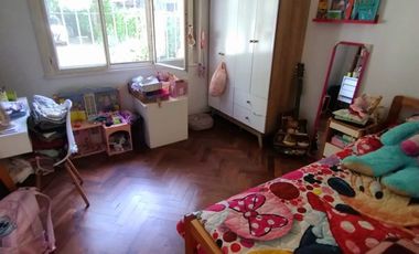 CHALET  4 AMB DESARROLLADO EN PLANTA BAJA  CON  AMPLIO JARDÍN AL FRENTE Y AL CONTRAFRENTE!