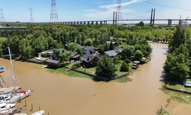 Casa en barrio privado Yacht Club Guazú. De 5 Ambientes. 800 m2 totales. Frente al Río Paraná Guazú.