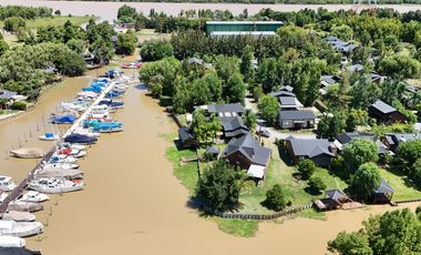 Casa en barrio privado Yacht Club Guazú. De 5 Ambientes. 800 m2 totales. Frente al Río Paraná Guazú.