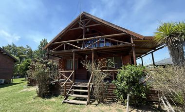 Casa en barrio privado Yacht Club Guazú. De 5 Ambientes. 800 m2 totales. Frente al Río Paraná Guazú.