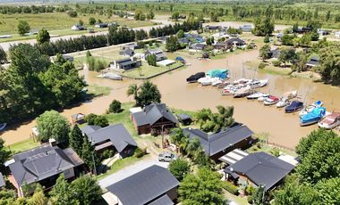 Casa en barrio privado Yacht Club Guazú. De 5 Ambientes. 800 m2 totales. Frente al Río Paraná Guazú.