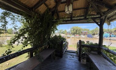 Casa en barrio privado Yacht Club Guazú. De 5 Ambientes. 800 m2 totales. Frente al Río Paraná Guazú.