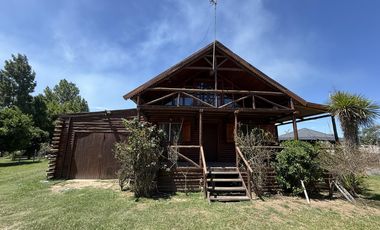 Casa en barrio privado Yacht Club Guazú. De 5 Ambientes. 800 m2 totales. Frente al Río Paraná Guazú.