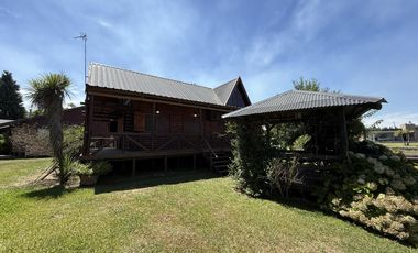 Casa en barrio privado Yacht Club Guazú. De 5 Ambientes. 800 m2 totales. Frente al Río Paraná Guazú.