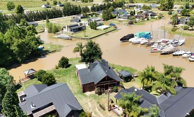 Casa en barrio privado Yacht Club Guazú. De 5 Ambientes. 800 m2 totales. Frente al Río Paraná Guazú.