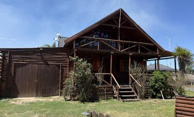 Casa en barrio privado Yacht Club Guazú. De 5 Ambientes. 800 m2 totales. Frente al Río Paraná Guazú.