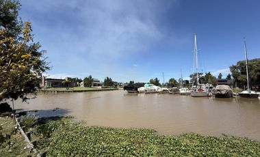 Casa en barrio privado Yacht Club Guazú. De 5 Ambientes. 800 m2 totales. Frente al Río Paraná Guazú.