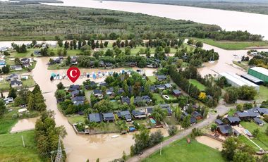 Casa en barrio privado Yacht Club Guazú. De 5 Ambientes. 800 m2 totales. Frente al Río Paraná Guazú.