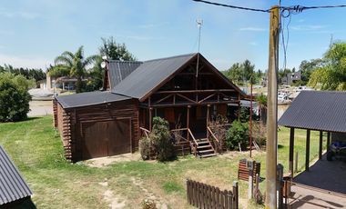 Casa en barrio privado Yacht Club Guazú. De 5 Ambientes. 800 m2 totales. Frente al Río Paraná Guazú.