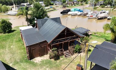 Casa en barrio privado Yacht Club Guazú. De 5 Ambientes. 800 m2 totales. Frente al Río Paraná Guazú.