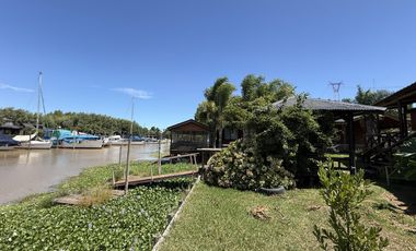 Casa en barrio privado Yacht Club Guazú. De 5 Ambientes. 800 m2 totales. Frente al Río Paraná Guazú.
