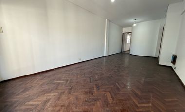 VENTA DEPARTAMENTO DE 3 DORMITORIOS + COMODÍN, EN EL CENTRO