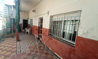 Venta Casa al frente 2 dormitorios patio y terraza