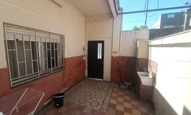 Venta Casa al frente 2 dormitorios patio y terraza