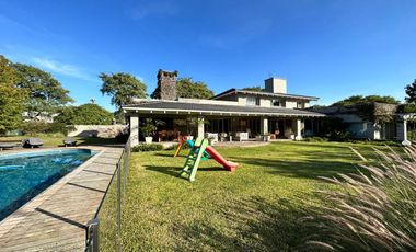 Casa cuatro dormitorios, Barrio cerrado Barrancas, prox. Urca