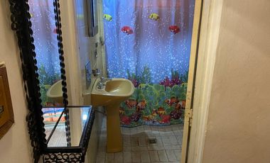 Casa a reciclar en Lomas de Zamora 2 dormitorios y entrada de auto