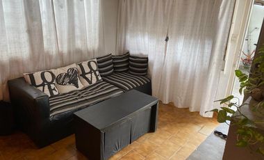 Casa a reciclar en Lomas de Zamora 2 dormitorios y entrada de auto