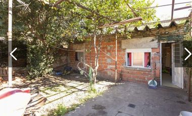 Casa a reciclar en Lomas de Zamora 2 dormitorios y entrada de auto