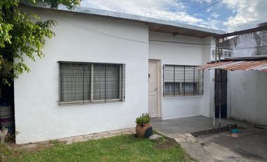 Casa a reciclar en Lomas de Zamora 2 dormitorios y entrada de auto