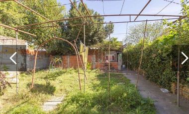 Casa a reciclar en Lomas de Zamora 2 dormitorios y entrada de auto