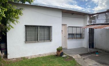 Casa a reciclar en Lomas de Zamora 2 dormitorios y entrada de auto