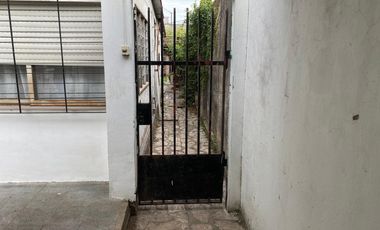 Casa a reciclar en Lomas de Zamora 2 dormitorios y entrada de auto