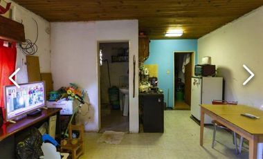 Casa a reciclar en Lomas de Zamora 2 dormitorios y entrada de auto