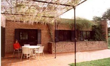 VENTA | CASA Luminosa con gran Jardin y Pileta | Tronador al 300 Barrio Altavista