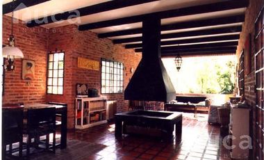 VENTA | CASA Luminosa con gran Jardin y Pileta | Tronador al 300 Barrio Altavista